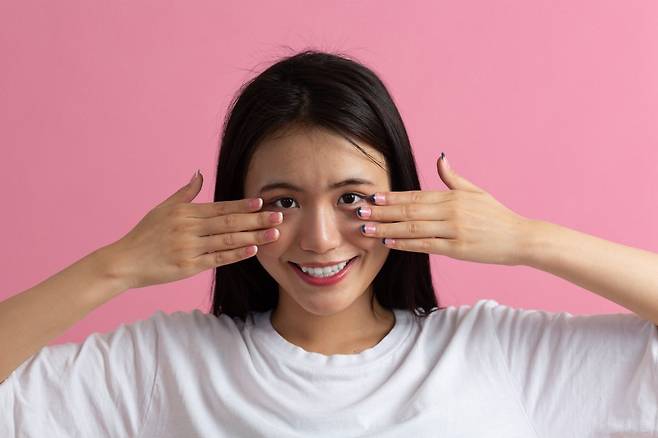 SNS에서 인기를 끄는 ‘얼굴 요가’가 실제로 얼굴 탄력과 윤곽 개선에 효과가 있다는 전문가 분석이 나왔다. 과장된 표정을 반복하거나 얼굴을 손으로 마사지하며 얼굴 근육을 자극하는 방식으로, 피부 아래 구조를 지탱하고 림프 순환 개선에도 도움을 줄 수 있다는 설명이다. 특히 볼 부위에서는 근육 반응이 커, 일부 실험에서 변화가 관찰됐지만 꾸준한 실천이 필요하다는 조언도 함께 나왔다. 얼굴 긴장 완화와 자각 훈련 측면에서도 긍정적 평가가 이어지고 있다. (사진=게티이미지)