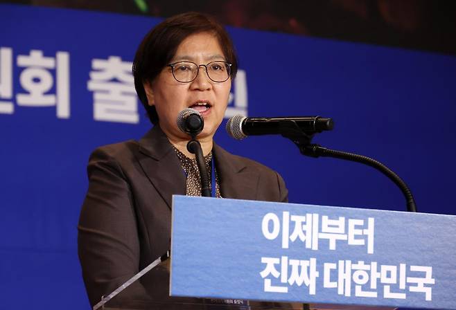 30일 오후 서울 여의도 국회 의원회관에서 열린 더불어민주당 제21대 대통령선거 ‘진짜 대한민국’ 중앙선거대책위원회 출범식에서 정은경 총괄선거대책위원장이 발언하고 있다. 2025.04.30.[서울=뉴시스]