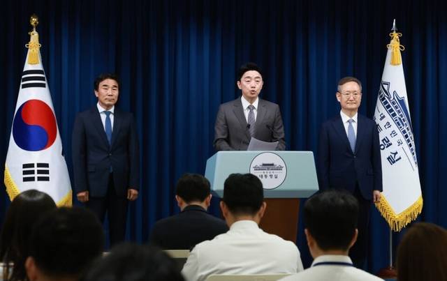 강훈식 대통령비서실장(가운데)이 29일 서울 용산 대통령실 청사에서 이재명 대통령의 수석비서관 추가 인선을 발표하고 있다. 왼쪽부터 전성환 경청통합수석비서관, 강 비서실장, 봉욱 민정수석비서관. 연합뉴스