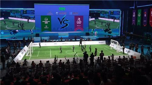 28일 베이징에서 열린 휴머노이드 축구대회 결승전. 중국국제텔레비전(CGTN) 유튜브 캡처. 연합뉴스