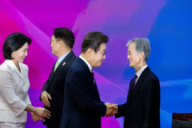 이재명 대통령 내외가 지난 6월4일 국회 본청에서 열린 제21대 대통령 취임선서식에서 우원식 국회의장, 조희대(오른쪽) 대법원장과 인사하고 있다.<국회사진기자단>