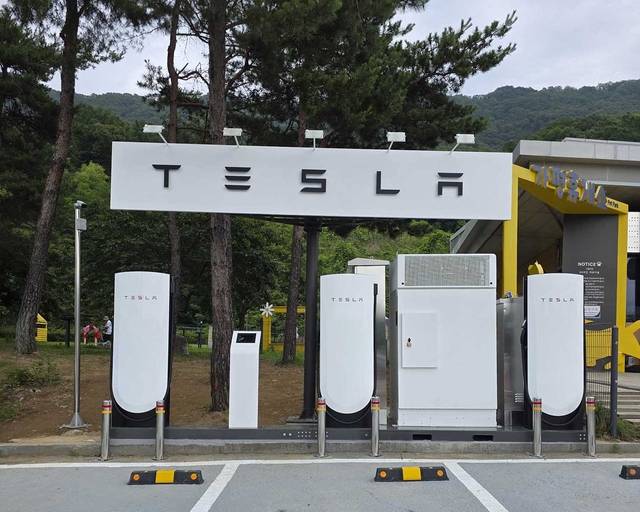 테슬라 가평휴게소 V4 수퍼차저 가평휴게소에 위치한 테슬라 V4 수퍼차저 모습. 테슬라코리아 제공