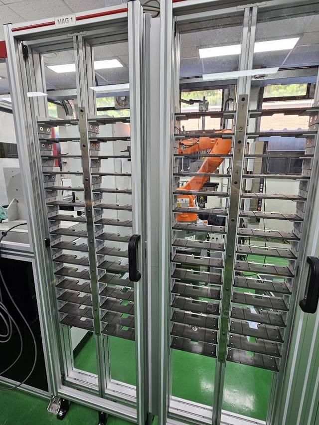 오토노머스 랩의 로봇팔이 합금소재 시편을 자동 시험기로 옮기고 있다.