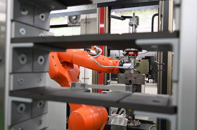 오토노머스 랩의 로봇팔이 시편을 옮기고 있다.