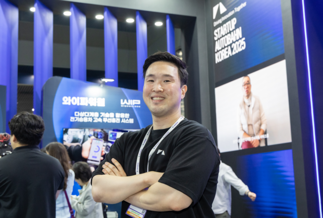 무협 이승룡 메르세데스 벤츠코리아 부장이 지난 26일 서울 강남구 코엑스서 열린 '2025 넥스트라이즈' 부스 앞에서 기념촬영을 하고 있다 . 한국무역협회 제공