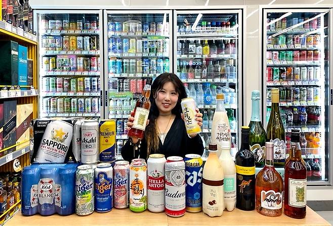 모델이 CU 주류 할인 상품을 소개하고 있다.