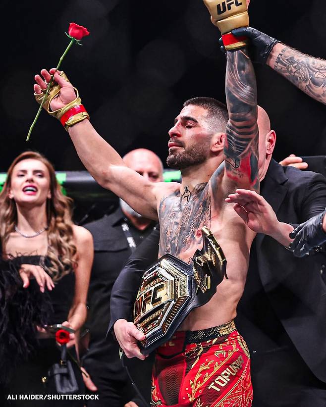 FB_IMG_1750767544591.jpg 실시간) UFC 페더급 무패 챔피언 VS 라이트급 전 챔피언 결과