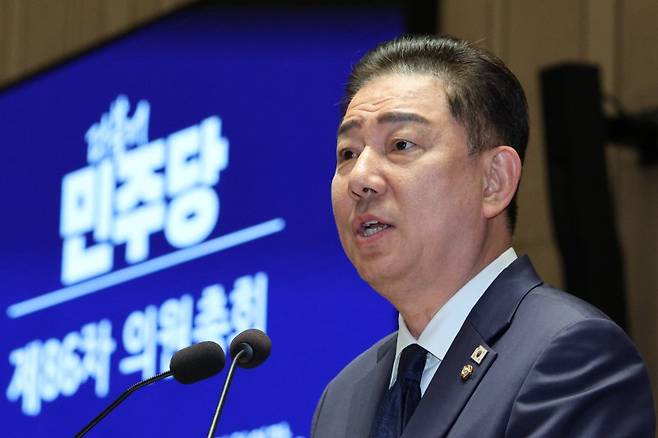 김병기 더불어민주당 대표 직무대행 겸 원내대표가 27일 오후 서울 여의도 국회에서 열린 민주당 의원총회에서 인사말을 하고 있다. 사진=뉴스1