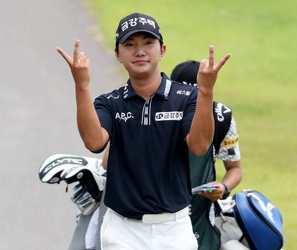 2025년 한국프로골프(KPGA) 투어 KPGA 군산CC오픈 우승 경쟁에 뛰어든 옥태훈 프로가 3라운드 5번홀 칩인 버디 후에 세리머니 하는 모습이다. 사진제공=KPGA