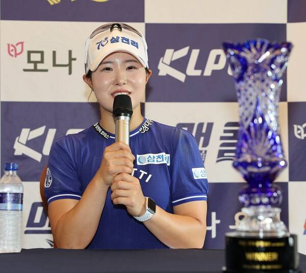 2025년 한국여자프로골프(KLPGA) 투어 맥콜·모나 용평 오픈 우승을 차지한 고지우 프로가 우승 인터뷰 하는 모습이다. 사진제공=KLPGA