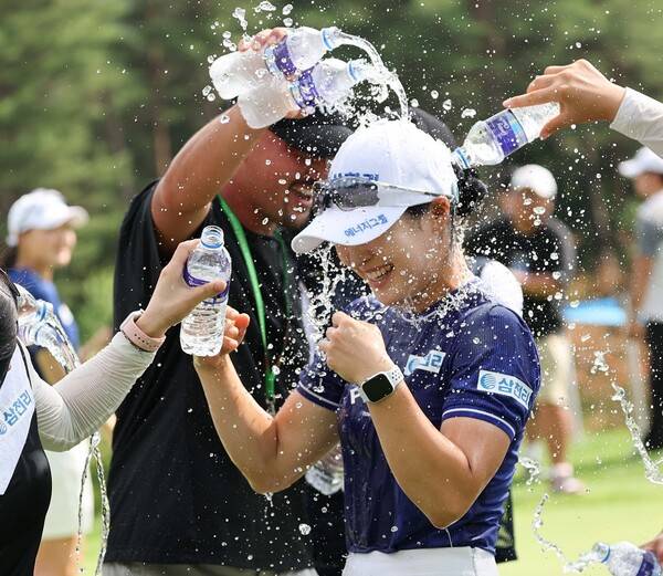 2025년 한국여자프로골프(KLPGA) 투어 맥콜·모나 용평 오픈 우승을 차지한 고지우 프로가 우승 축하 물세례를 받는 모습이다. 사진제공=KLPGA