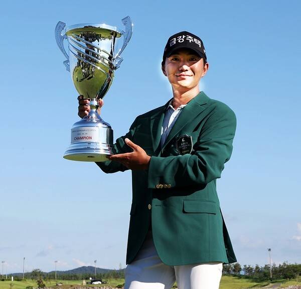 2025년 한국프로골프(KPGA) 투어 KPGA 군산CC오픈 우승을 차지한 옥태훈 프로가 우승 트로피를 들고 기념 촬영하는 모습이다. 사진제공=KPGA