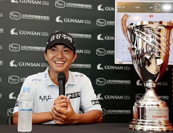 2025년 한국프로골프(KPGA) 투어 KPGA 군산CC오픈 우승을 차지한 옥태훈 프로가 우승 인터뷰 하는 모습이다. 사진제공=KPGA