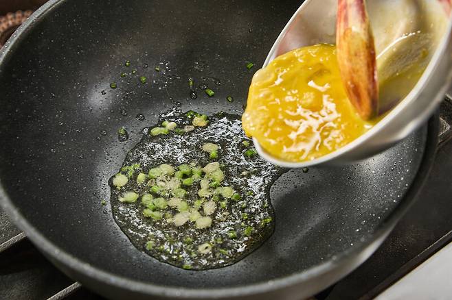 조광효 셰프가 감자칩볶음밥을 만들기 위해 조리하고 있다. 염서정 스튜디오 어댑터