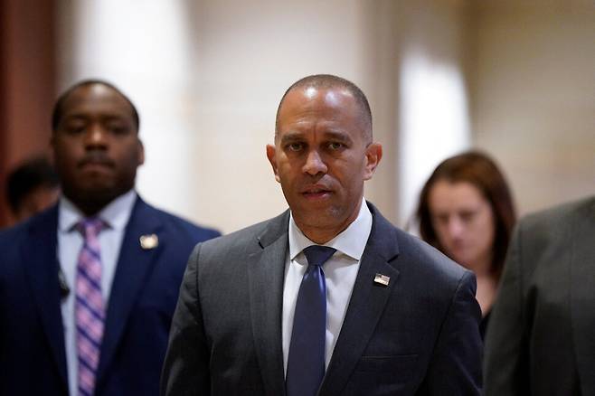 미국 하원 소수당 대표 하킴 제프리스(민주당, 뉴욕)가 27일(현지시각) 워싱턴 디시(D.C.) 연방의사당에서 열린 이란 관련 하원 비공개 브리핑에 참석하기 위해 도착하고 있다. 워싱턴/로이터 연합뉴스