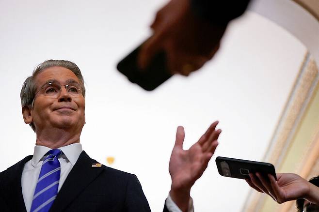 스콧 베선트 미국 재무장관이 28일 워싱턴 의사당에서 글로벌 최저세에서 미국 기업은 면제한다는 주요7개국(G7)과의 합의를 발표하고 있다. 로이터 연합뉴스