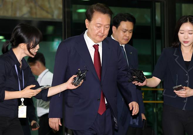 내란 특검 조사를 받은 윤석열 전 대통령이 지난 29일 서울고검 청사를 나서고 있다. 사진공동취재단
