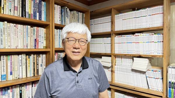 정대호 시인이 ‘사람의 문학’ 과월호가 꼽힌 서가를 배경으로 포즈를 취했다. 강성만 선임기자