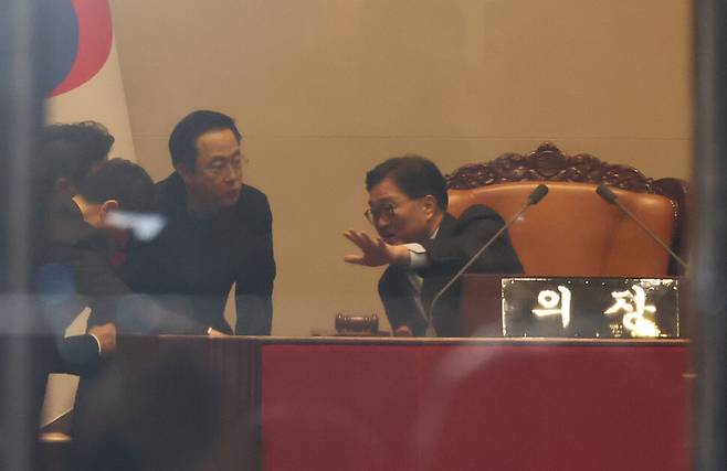 비상계엄 해제 요구 결의안이 통과된 2024년 12월4일 새벽 국회 본회의장 의장석에서 우원식 국회의장이 대화를 나누고 있다. 연합뉴스