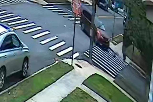 지난 2023년 7월, 미국 뉴욕 시의 주택가 밀 베이슨 지역에서 발생한 교통사고 현장. 이 사고로 인해 낸 디블레이스 씨의 반려견 '듀크'가 목숨을 잃었다. 뉴욕포스트 캡처