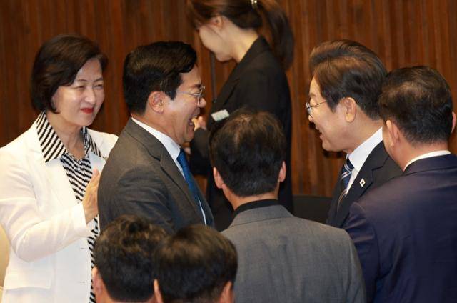 이재명 대통령이 26일 국회 본회의장에서 취임 후 첫 추가경정예산(추경) 시정연설에 앞서 박찬대 의원과 인사를 하고 있다. 왕태석 선임기자