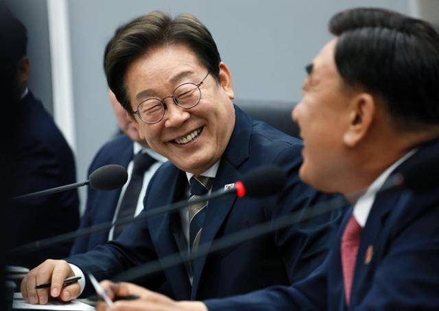 이재명 대통령이 20일 울산전시컨벤션센터에서 열린 AI글로벌 협력 기업 간담회에서 김두겸 울산시장의 발언에 웃음을 보이고 있다. 뉴시스