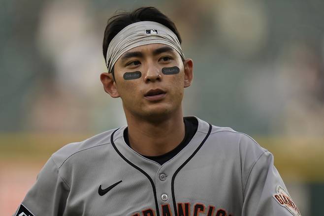 <yonhap photo-2912=""> San Francisco Giants' Jung Hoo Lee warms up before a baseball game against the Chicago White Sox, Friday, June 27, 2025, in Chicago. (AP Photo/Erin Hooley)/2025-06-28 08:34:55/ <저작권자 ⓒ 1980-2025 ㈜연합뉴스. 무단 전재 재배포 금지, AI 학습 및 활용 금지></yonhap>