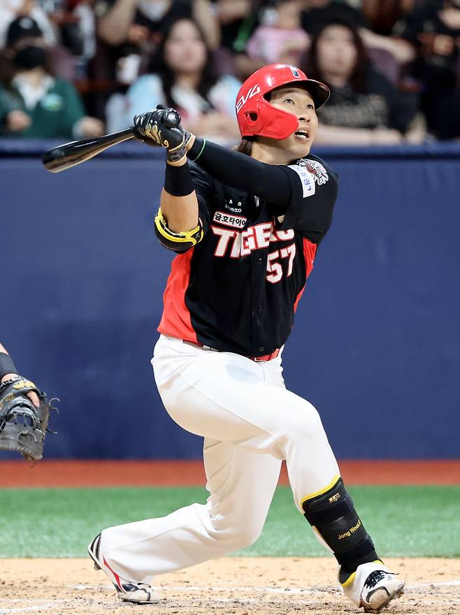 2025 KB0리그 프로야구 키움히어로즈와 KIA타이거즈의 경기가 25일 오후 서울 고척스카이돔에서 열렸다. 7회초 무사 대타로 나온 고종욱이 솔로홈런을 치고 있다. 고척=김민규 기자 mgkim1@edaily.co.kr /2025.06.25/