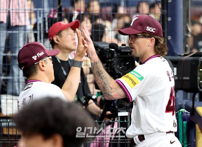 29일 오후 서울 고척스카이돔에서 열린 2025 KB0리그 프로야구 키움히어로즈와 삼성라이온즈의 경기. 5회초 수비를 마친 웰스가 더그아웃으로 들어가며 홍원기 감독과 하이파이브를 하고 있다. 고척=김민규 기자 mgkim1@edaily.co.kr /2025.06.29/