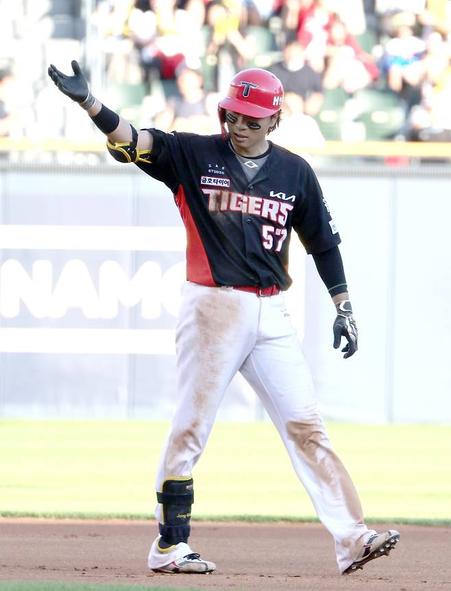 29일 오후 잠실야구장에서 열린 2025 프로야구 KIA와 LG 경기. KIA 고종욱이 6회 1타점 동점 2루타를 날리고 기뻐하고 있다. 잠실=정시종 기자 capa@edaily.co.kr /2025.06.29.