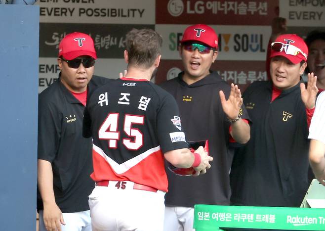 29일 오후 잠실야구장에서 열린 2025 프로야구 KIA와 LG 경기. KIA 이범호감독이 6회 역전타를 날리고 오선우의 적시타때 득점하는 위즈덤을 반기고 있다. 잠실=정시종 기자 capa@edaily.co.kr /2025.06.29.