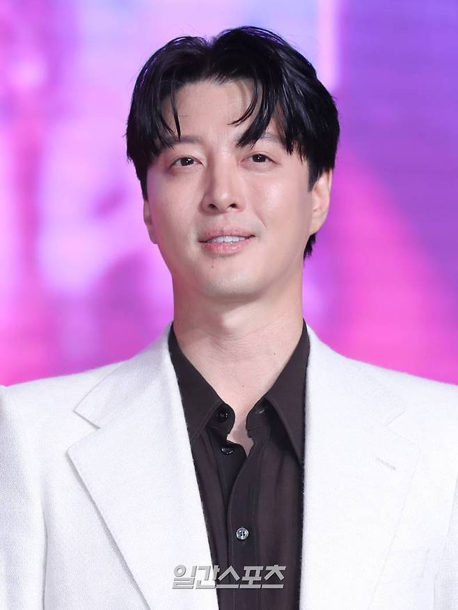 배우 이동건이 26일 오전 서울 마포구 호텔 나루 서울 엠갤러리에서 진행된 넷플릭스 오리지널 '셀러브리티' 제작발표회에 참석해 포토타임을 갖고 있다. '셀러브리티'는 유명해지기만 하면 돈이 되는 세계에 뛰어든 아리가 마주한 셀럽들의 화려하고도 치열한 민낯을 그렸다. 오는 30일 공개된다. 서병수 기자 qudtn@edaily.co.kr /2023.06.26/