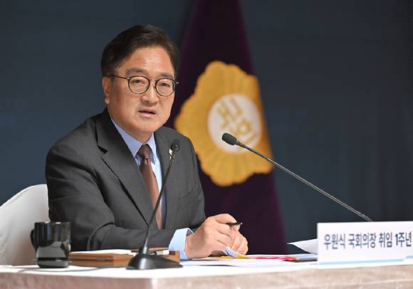 우원식 국회의장이 취재진의 질문에 답변하고 있다. [사진=연합뉴스]