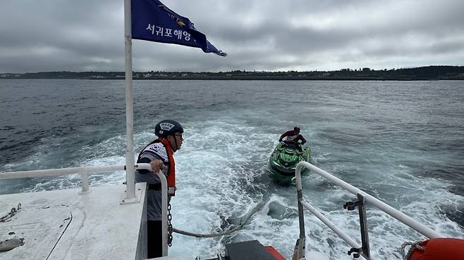 어제(28일) 오후 3시 18분쯤 서귀포시 성산읍 주어동포구 인근 해상에서 표류하던 수상오토바이를 예인하는 해경
