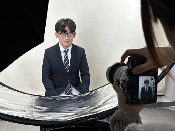 지난 26일 도내 관광업계의 인력 매칭을 위한 ‘채용밋업 프로그램(부제 : Ready to SWITCH)’에 참여한 구직자 강모(28)씨가 증명사진을 찍고 있다. 최충일 기자