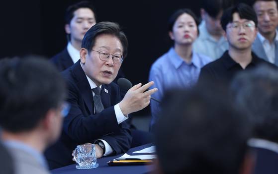 이재명 대통령이 지난 25일 광주광역시 동구 국립아시아문화전당에서 열린 호남 지역발전을 위한 간담회에서 참석자들의 질문에 답하고 있다. 사진 대통령실사진기자단