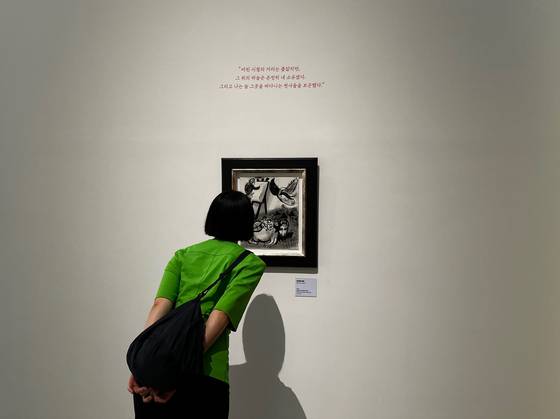 제주도립미술관에서 올해 6월 24일부터 10월 19일까지 진행되는 '마르크 샤갈' 전시회를 찾은 여행객. 최충일 기자