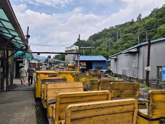 28일 오후 강원 삼척시 도계읍 도계광업소 도계갱구를 찾은 이기황(63)씨가 마지막 출근을 앞두고 갱구 주변을 둘러보고 있다. 박진호 기자