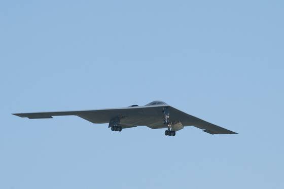 미국 공군 B-2 스텔스 폭격기가 지난 22일(현지시간) 이란 핵시설을 공격한 ‘미드나잇 해머(한밤의 해머)’ 작전을 마친 뒤 미주리주 화이트맨 공군 기지에 귀호나하고 있다. 로이터=연합뉴스