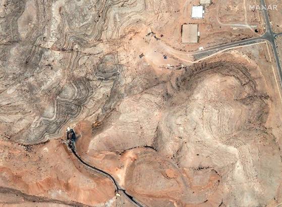 지난 22일(현지시간) 미국의 공습이 있은 뒤 이란 이스파한의 핵시설 주변을 찍은 위성 사진. 로이터=연합뉴스