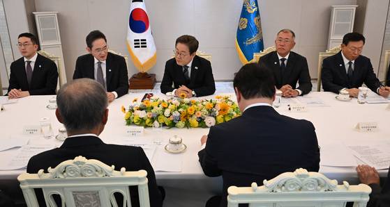 이재명 대통령이 지난 13일 서울 용산 대통령실청사에서 열린 경제6단체와 기업인 간담회에서 이재용 삼성전자 회장의 발언을 듣고 있다. 구광모 LG그룹 회장, 이 삼성전자 회장, 이 대통령, 정의선 현대자동차그룹 회장, 신동빈 롯데그룹 회장(뒷줄 왼쪽부터). 대통령실사진기자단