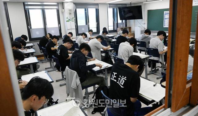 ▲ 2026학년도 대학수학능력시험 6월 모의평가 시행일인 4일 춘천고등학교에서 학생들이 문제를 풀고 있다. 김정호 기자