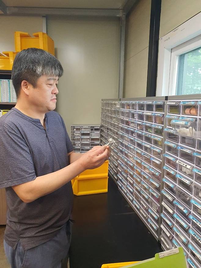 하형근 차장이 부자재 검사를 하고 있다. 안성=윤현주 기자