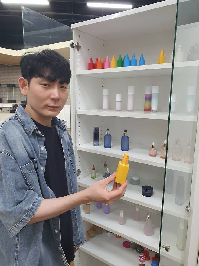 김현승 주임이 화장품 세럼 용기를 들어보이고 있다. 안성=윤현주 기자