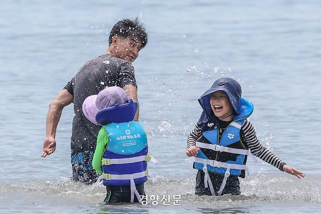 남부 지역 최고 기온이 36도를 기록하는 등 전국에 무더위가 기승을 부린 29일 인천시 중구 을왕리 해수욕장을 찾은 시민들이 물놀이를 하며 더위를 식히고 있다. 2025.6.29 인천 | 성동훈 기자