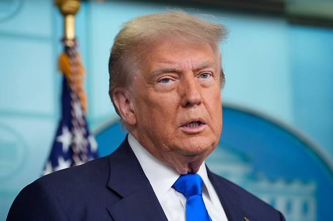 도널드 트럼프 미국 대통령이 27일(현지시간) 출생 시민권에 관한 연방대법원의 판단 이후 기자회견을 하고 있다. EPA연합뉴스