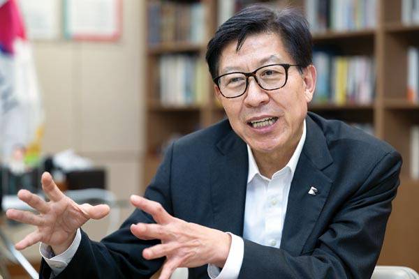 박형준 부산시장이 민선 8기 출범 3주년을 맞아 최근 국제신문과 가진 인터뷰에서 지난 3년간의 성과와 향후 계획을 설명하고 있다. 전민철 기자