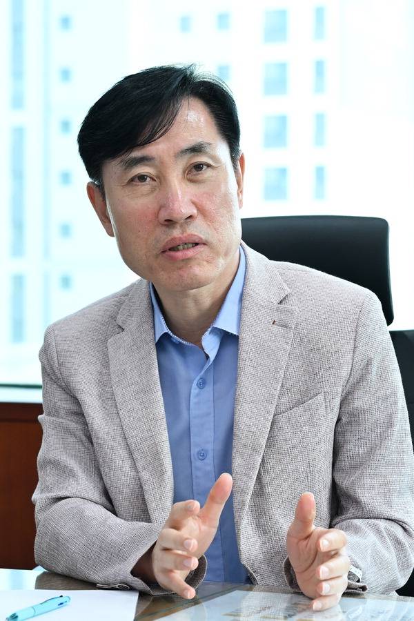 하태경 보험연수원장이 지난 23일 국제신문과의 인터뷰에서 부산을 암호화폐 수도로 만들어야 한다는 견해를 밝히고 있다.   김정록 기자 ilro12@kookje.co.kr