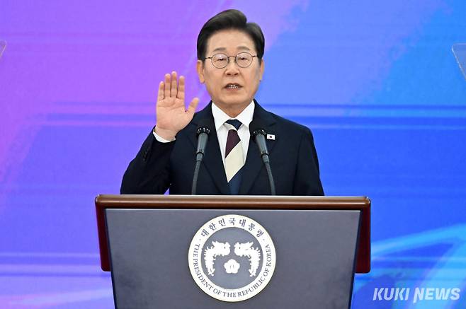 이재명 대통령이 지난 6월4일 서울 여의도 국회 로텐더홀에서 열린 제21대 대통령 취임 선서 행사에서 선서하고 있다. 사진=유희태 기자