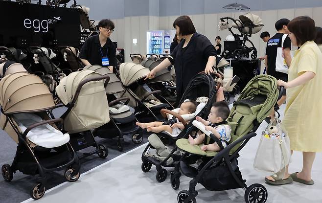 19일 서울 강서구 코엑스마곡 컨벤션센터에서 열린 2025 맘스홀릭베이비페어에서 관람객들이 육아용품을 살펴보고 있다. 연합뉴스